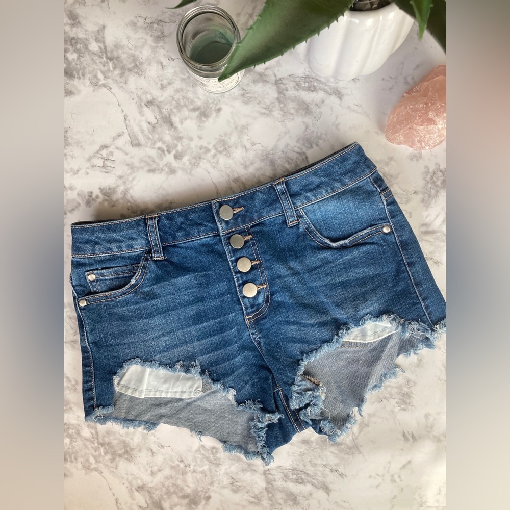 Distressed jean shorts with 4 buttons